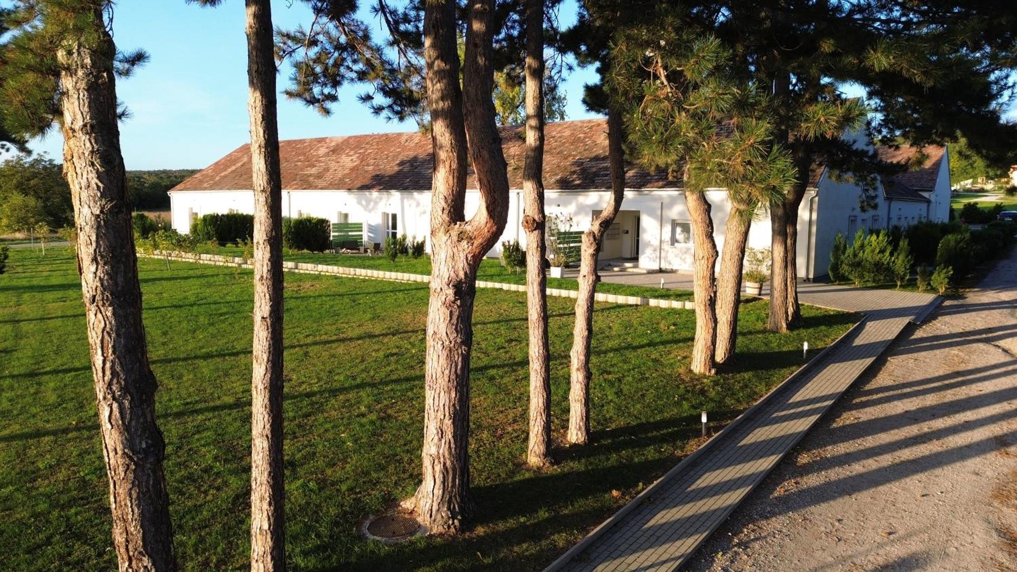 Harol Home & Bike Fertőrákos Bagian luar foto